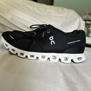 OnCloud , black, excellent condition, outgrown after few wears, men’s size 7